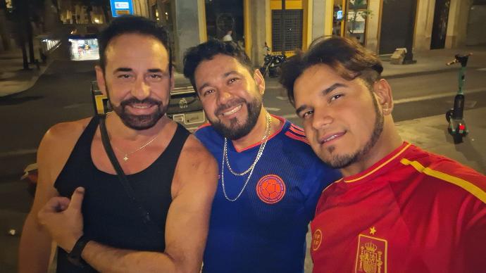 selfie de tres chicos sonriendo